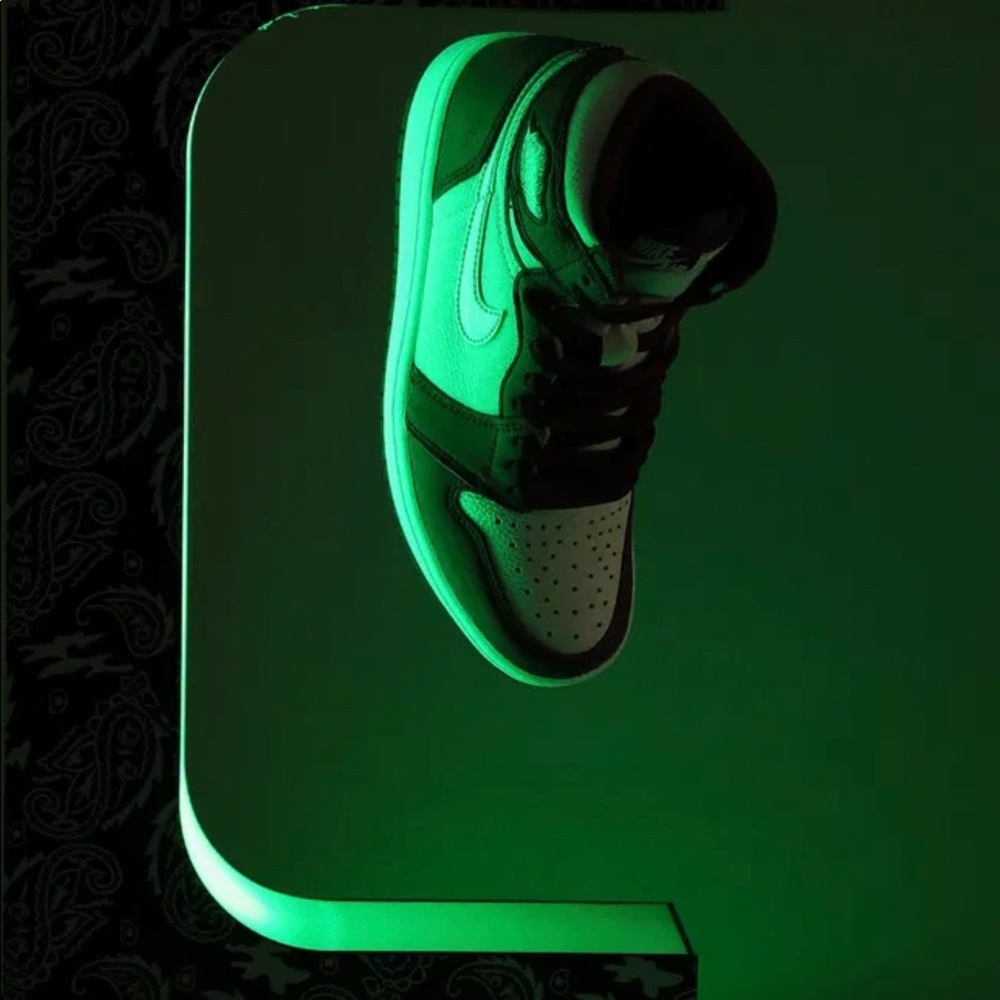 Floating shoe display